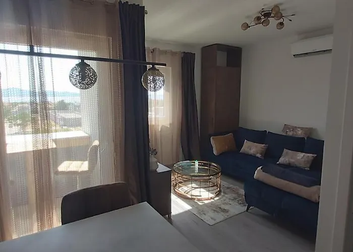 Beautifull Bell With Balcony And Sea View In Zadar